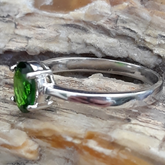 Green Chrome Diopside Ring - Picture 2 of 9